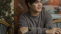 Setiap hari Jeje tak pernah luput mampir ke kafe. Lagi-lagi asupan kafein melalui es kopi susu tak pernah dilupakan untuk membangkitkan energinya. Foto: Instagram/jejesoekarno