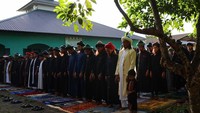 Di wilayah lain, Jamaah An Nadzir juga merayakan Idul Adha lebih awal. Mereka menggelar Shalat Idul Adha di Kabupaten Gowa, Sulawesi Selatan, pada hari yang sama, Kamis (5/6/2025).