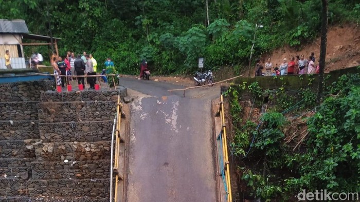 Jembatan putus di Trenggalek