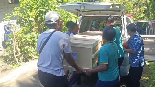 Jenazah PMI asal Jembrana, Ni Putu Dari Widiantari (37), saat tiba di rumah duka di Banjar Munduk Anggrek Kaja, Desa Yehembang Kauh, Kecamatan Mendoyo, Kamis (5/6/2025).