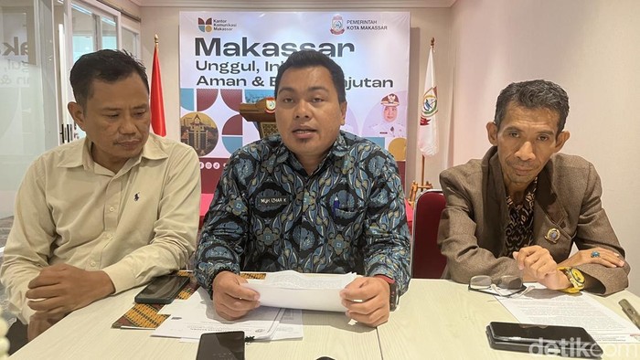 Kabag Hukum Pemkot Makassar Muhammad Izar (tengah) bersama tim hukum Pemkot Makassar dalam perkara sengketa lahan Perumahan Pemda di Kecamatan Manggala.