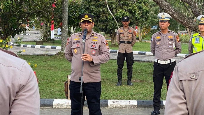 Kabagops Polres Siak Kompol Didi memimpin apel pasukan pengamanan jelang Idul Adha