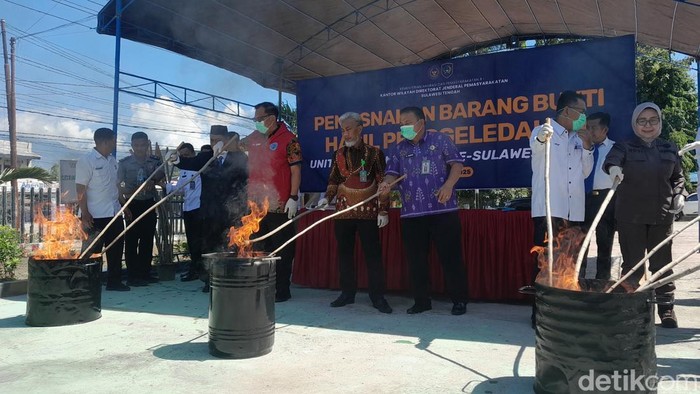 Kanwil Ditjen Pas Sulteng memusnahkan hasil razia berupa handphone dan alat elektronik lainnya.
