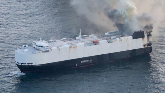 Kapal kargo bawa 3.000 mobil terbakar, 800 di antaranya mobil listrik