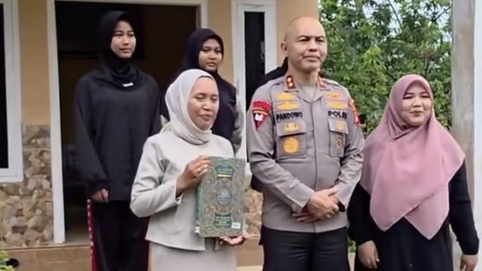 Kapolda Babel berfoto dengan Novi yang sedang hamil dan ngidam bertemu dengannya.