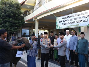 Wujud Toleransi, Kapolda-Wakapolda Bali Serahkan Dua Sapi Kurban