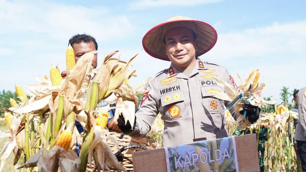 Kapolda Riau Irjen Herry Heryawan melaksanakan panen jagung raya di Pekanbaru.