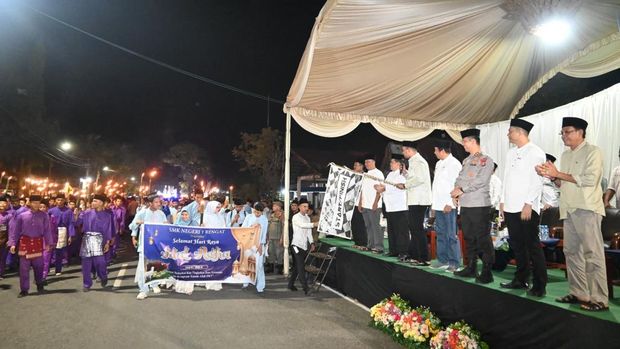 Kapolres AKBP Fahri Siregar memimpin pawai takbir keliling di Indragiri Hulu, Riau.