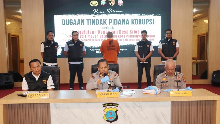 Kapolres Padangsidimpuan saat merilis kasus korupsi yamg menjerat eks Kades Siloting. (Dok. Polres Padangsidimpuan)