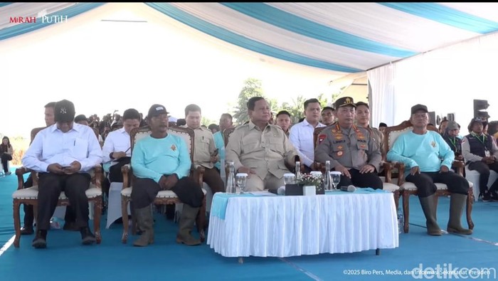 Kapolri Jenderal Listyo Sigit Prabowo mendampingi Presiden Prabowo Subianto dalam acara panen raya jagung kuartal II (tangkapan layar)