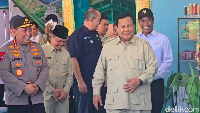 Presiden Prabowo Subianto mengunjungi stand-stand Ketahanan Pangan di lokasi Panen Raya Jagung Serentak Kuartal II 2025 di Dusun Kandasan, Desa Bange, Sanggau Ledo, Bengkayang, Kalimantan Barat (Kalbar) (Audrey S/detikcom)