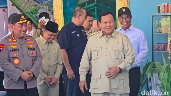 Kapolri Jenderal Listyo Sigit Prabowo menemani Presiden Prabowo Subianto meninjau stand Ketahanan Pangan. Prabowo membeli alat musik khas Kalimantan yakni Sape. (Audrey S/detikcom)