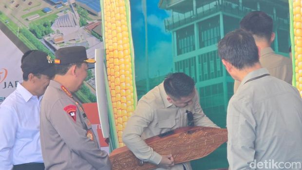 Kapolri Jenderal Listyo Sigit Prabowo menemani Presiden Prabowo Subianto meninjau stand Ketahanan Pangan. Prabowo membeli alat musik khas Kalimantan yakni Sape. (Audrey S/detikcom)