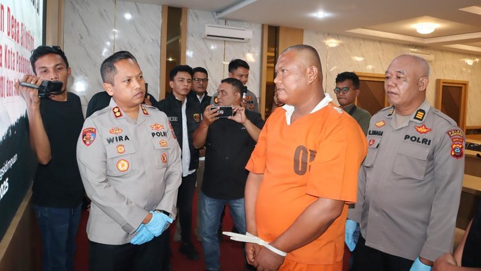 Kaporles Padangsidimpuan saat mewawancari eks Kades Siloting, Sholat Harahap. (Dok. Polres Padangsidimpuan)