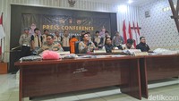 Wadison sempat menangis di hadapan jenazah istrinya. Tangisan pelaku juga bagian dari rekayasa pelaku. (Arief/detikcom)