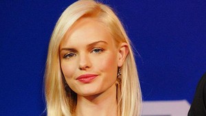 Di Superman Returns (2006), Lois Lane diperankan Kate Bosworth. Nah, ini versi yang agak beda. Lois-nya udah jadi ibu, punya anak, dan berusaha move on dari Superman yang tiba-tiba ngilang bertahun-tahun. Walau banyak yang bilang aktingnya terlalu kalem, tapi dia tetap kasih sentuhan emosional yang bikin kisah cinta mereka lebih dewasa dan mellow. Foto: WireImage/Tomokazu Tazawa