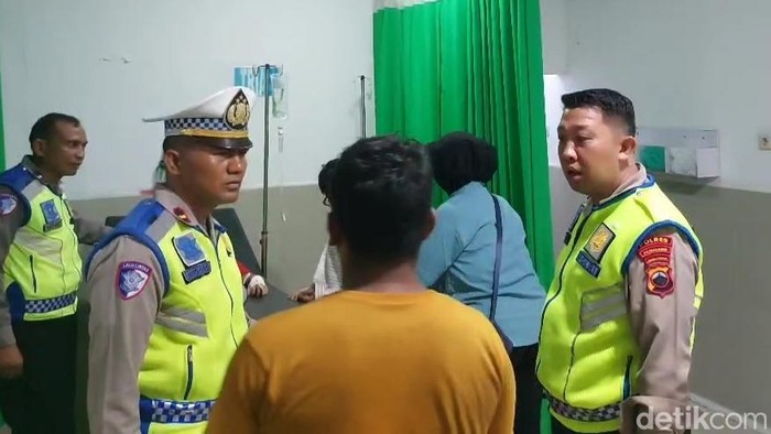 Penanganan korban kecelakaan Terios menabrak truk di Tol Pemalang, Rabu (4/6/2025) malam.
