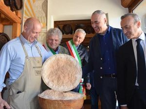 Keju Parmesan 27 Tahun Dinobatkan Sebagai Keju Tertua di Dunia