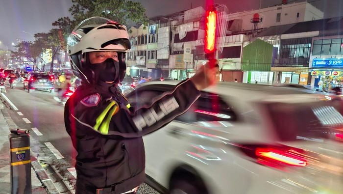 Kemacetan terjadi di sejumlah ruas jalan di Kota Depok saat malam takbiran Idul Adha 2025 malam ini. (Devi/detikcom)