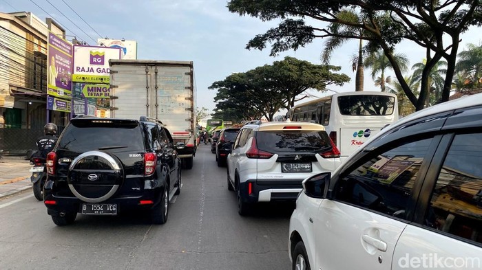 Kepadatan Jalan Garut-Bandung tepatnya di kawasan Dangdeur, Rancekek di pagi hari.
