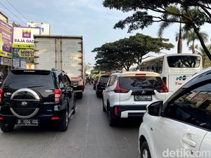 Macet di Jalan Garut-Bandung, Ada Penyempitan di Dangdeur Rancaekek