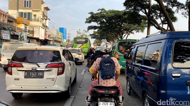 Kepadatan Jalan Garut-Bandung tepatnya di kawasan Dangdeur, Rancekek di pagi hari.