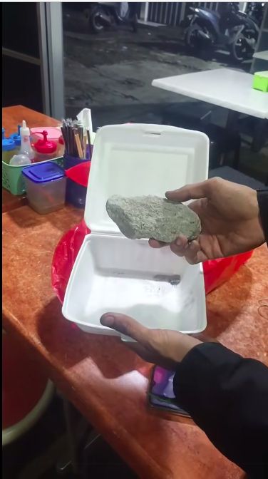 Kronologi Ojol Dapat Orderan Makanan dari Resto Fiktif, Isinya Batu!