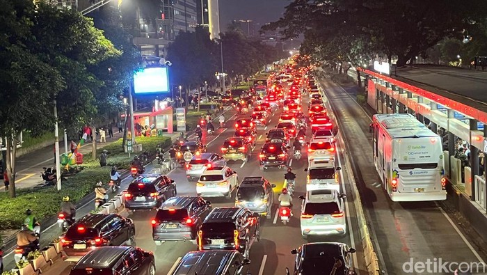 Laga Indonesia melawan China akan berlangsung di Stadion Utama GBK malam ini. Kondisi lalu lintas di Jalan Sudirman mulai padat. (Rumondang/detikcom)