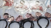 Pedagang menjual atribut seperti sticker, bandana, bendera, pin, syal, sampai kipas.
