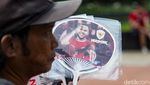 Laris Manis Pedagang Suvenir di GBK Jelang Indonesia Vs China