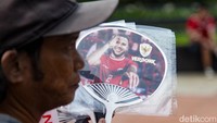 Pedagang suvenir dan jersey berjejer di area GBK, Jakarta, Kamis (5/6/2025) jelang Timnas Indonesia vs China malam ini dalam kualifikasi Piala Dunia 2026 ronde ketiga Grup C.