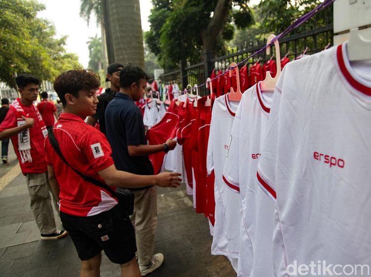 Laris Manis Pedagang Suvenir di GBK Jelang Indonesia Vs China