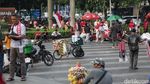 Laris Manis Pedagang Suvenir di GBK Jelang Indonesia Vs China