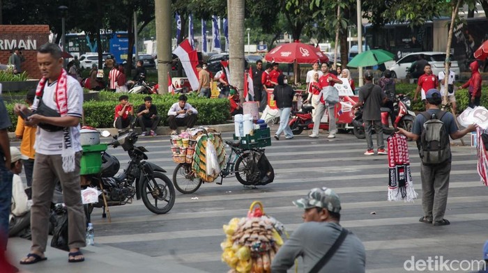 Pedagang suvenir dan jersey di GBK ikutan ketiban cuan jelang Timnas Indonesia vs China malam ini. Supporter ikut membeli atribut yang dijual.