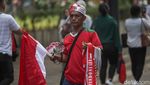 Laris Manis Pedagang Suvenir di GBK Jelang Indonesia Vs China