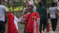Ada juga yang menjual jersey Timnas Indonesia.