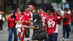 Laris Manis Pedagang Suvenir di GBK Jelang Indonesia Vs China