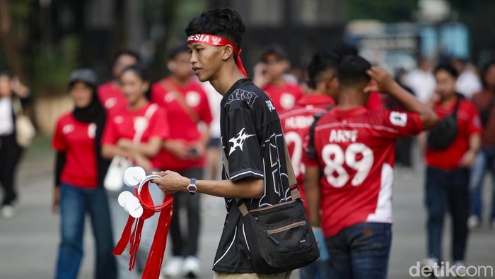 Laris Manis Pedagang Suvenir di GBK Jelang Timnas vs China Pedagang suvenir dan jersey di GBK ikutan ketiban cuan jelang Timnas Indonesia vs China malam ini. Supporter ikut membeli atribut yang dijual.