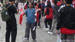 Laris Manis Pedagang Suvenir di GBK Jelang Indonesia Vs China