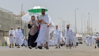 Ribuan tenda berpendingin ini telah disiapkan oleh pemerintah Arab Saudi untuk menampung jemaah selama berada di Mina. Setiap tenda dikelompokkan berdasarkan negara asal jemaah dengan sistem keamanan dan logistik yang tertata rapi. (REUTERS/SAUDI PRESS AGENCY)  