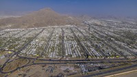 Pemandangan dari udara menunjukkan betapa padat dan teraturnya area tenda di Mina. Kawasan ini menjadi simbol kesiapan logistik dan manajemen haji berskala besar yang terus ditingkatkan setiap tahunnya. (REUTERS/SAUDI PRESS AGENCY)  