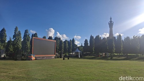 Layar lebar dipersiapkan untuk nonton bareng (nobar) Indonesia vs China lapangan Monumen Bajra Sandi, Renon, Denpasar, Kamis (5/6/2025).