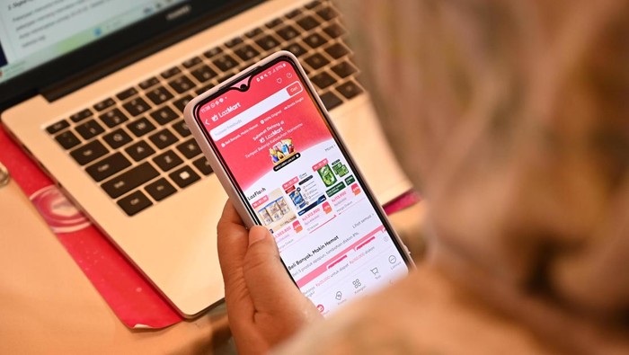 Promo belanja online Lazada 6.6 Super Wow Sale hadir dengan berbagai penawaran menarik, seperti Crazy Brand Mega Offer, diskon brand hingga 90%, ekstra brand voucher hingga 20%, dan voucher bonus hingga Rp 660.000.