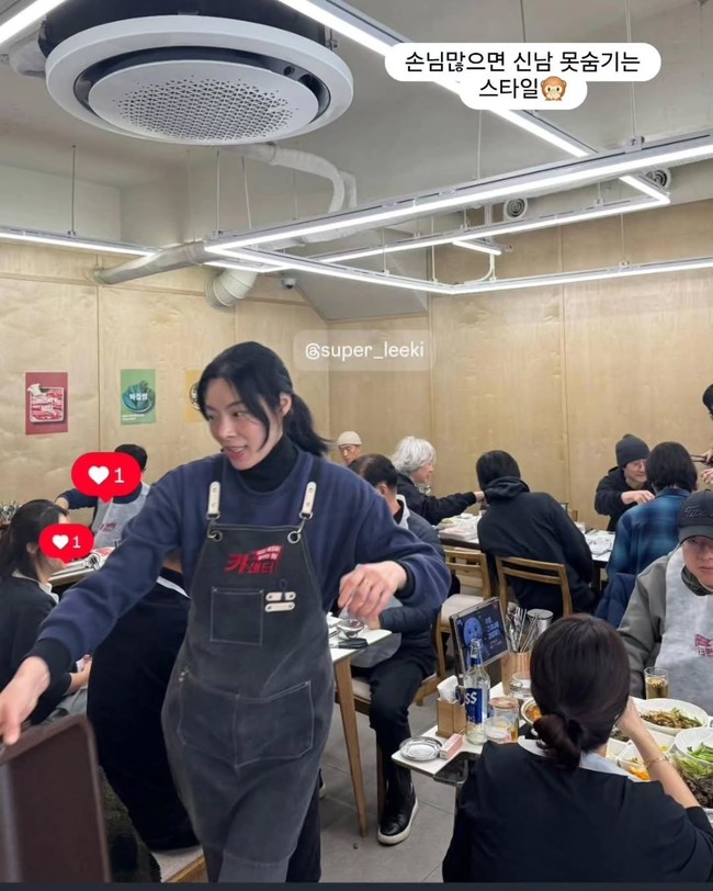 Lee Ki Yong diketahui bekerja di sebuah restoran mi dingin atau naengmyeon. Ia pun tak ragu sering memperlihatkan diri sedang menjalani tugas-tugas, seperti mencuci piring, menyusun mangkok, menyusun botol, mengelap meja, dan lain-lain. Wanita 40 tahun tersebut terlihat bekerja keras. Foto: Instagram @leekimodel