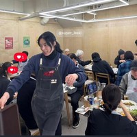 Lee Ki Yong diketahui bekerja di sebuah restoran mi dingin atau naengmyeon. Ia pun tak ragu sering memperlihatkan diri sedang menjalani tugas-tugas, seperti mencuci piring, menyusun mangkok, menyusun botol, mengelap meja, dan lain-lain. Wanita 40 tahun tersebut terlihat bekerja keras. Foto: Instagram @leekimodel