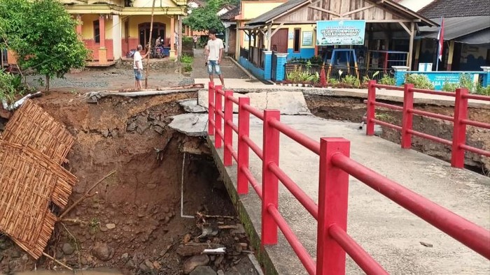 Longsor dan bandang rusak rumah dan jembatan di Tulungagung