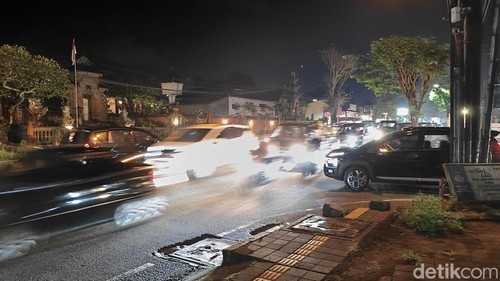 Kendaraan mengular di sepanjang Jalur Denpasar-Gilimanuk, di Kelurahan Kapal, Badung, Kamis (5/6/2025) malam. (Agus Eka)