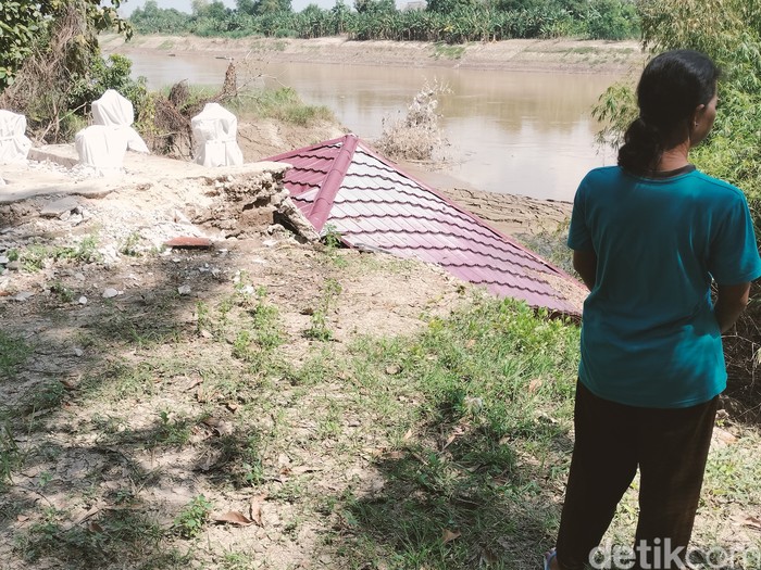 Makam penyebar agama Islam di Bojonegoro tetap utuh meski diterjang longsor