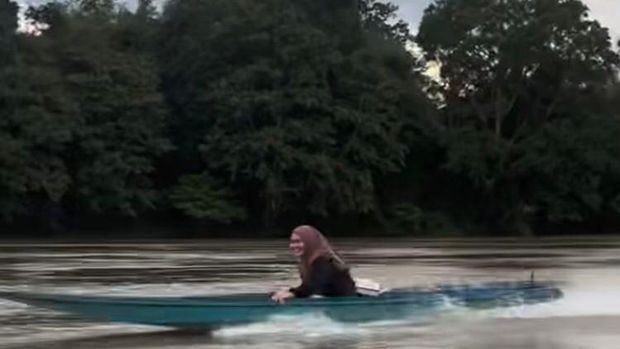 Mama Racing si hobi balap perahu ketinting.
