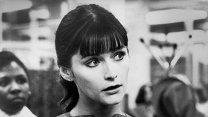 Superman era Christopher Reeve (1978 sampai 1987), familiar sama Margot Kidder. Dia itu Lois Lane yang cerdas, blak-blakan, dan agak ceroboh, tapi justru itu yang bikin karakternya lovable banget! Chemistry-nya sama Reeve luar biasa, sampai sekarang masih jadi favorit banyak fans. Foto: Universal History Archive/Univer/Universal History Archive